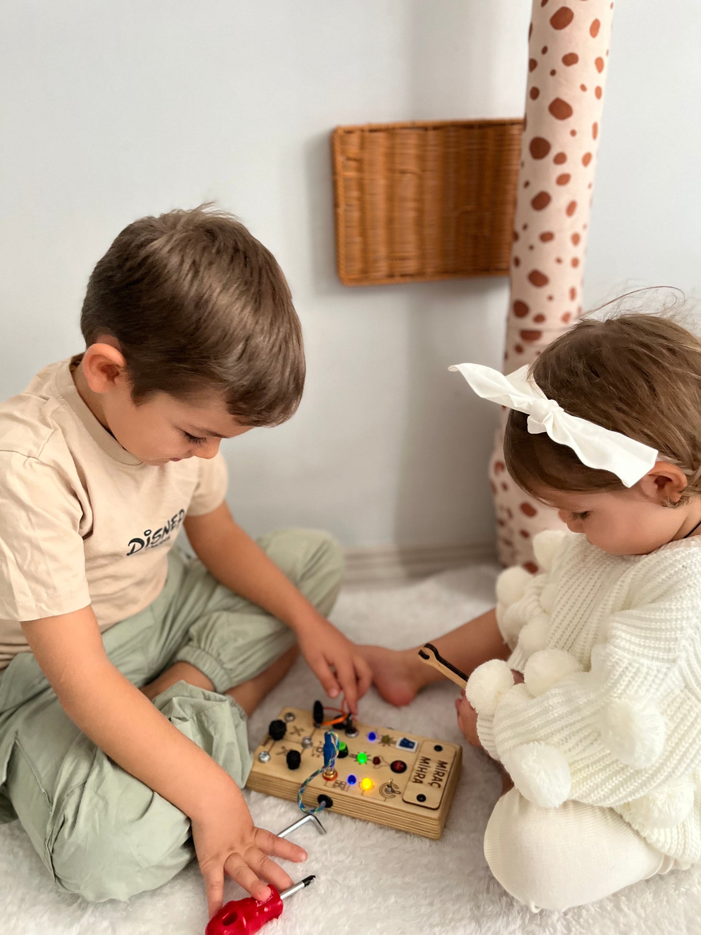 Eğitici Ahşap Montessori Işıklı Civatalı Vidalı Oyun Panosu